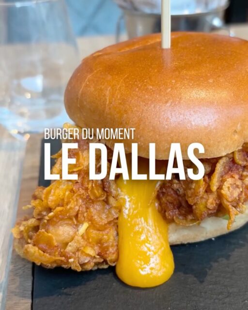 Burger du moment : Le Dallas 🍗Du poulet croustillant, doré à souhait… moelleux à l’intérieur, ultra crispy à l’extérieur 🤤(et oui, ce sont nos tenders maison directement glissés dans le burger !)Avec sa sauce légèrement relevée, sa salade iceberg croquante, ses tomates, ses pickles et ses poivrons piquillos, c’est le combo parfait entre comfort food et vrai goût 😋📅 Disponible à partir du 26 mars#YummyHouse #LeDallas #BurgerDuMoment #ChickenBurger #TendersMaison Fontainebleau