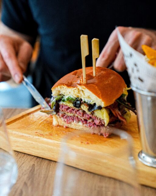 Un bon burger, ça vous dit ? 😌Ici, chaque burger est pensé pour être généreux, gourmand… et mémorable 🔥📸Zoom sur le Burger 77📸Pain artisanal bio, steak pur bœuf, brie rôti au miel de Seine-et-Marne, poitrine fumée… le tout relevé avec une sauce crème ciboulette poivrée.Accompagné de frites fraîches et de leur sauce secrète… difficile de faire mieux !#YummyHouse #Burger77 #Fontainebleau #BurgerArtisanal #FoodLovers