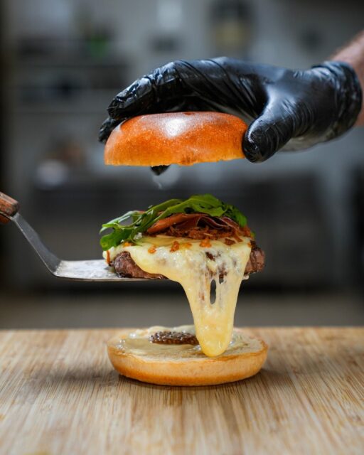 Le Cantalou, c’est pas juste un burger… c’est une vraie claque bien fondante 🧀🔥Cantal, jambon de pays, compotée d’oignons, oignons crispy… et un steak 🤤👉 Disponible en ce moment, mais pas pour longtemps…#burgeraddict #fontainebleau #cantal #foodseineetmarne #yummyhouse