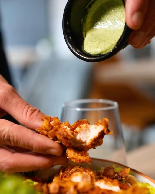 Team César ou Team Cobb ? 👀🥗D’un côté : la César du Yummy avec son poulet croustillant, parmesan et sauce César 🤤🐔De l’autre : la Cobb du Yummy avec avocat, bacon, œuf dur et sauce au bleu 🥑🥓🧀Deux salades, deux ambiances… mais toujours 100% Yummy 🔥Alors, laquelle tu prends ? 👇#saladegourmande #fontainebleau #foodlover #yummyhouse #summerfood