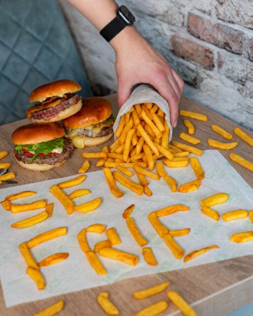 Chez Yummy, les frites aussi méritent leur moment de gloire 🍟🔥Et entre nous… un bon burger sans bonnes frites, ça compte pas vraiment 🤝#frites #burgerlover #fontainebleau #foodaddict #yummyhouse