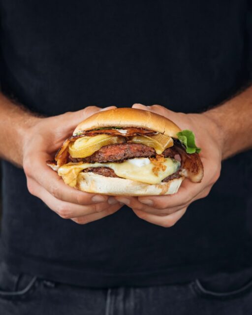 🥓🧀 Le burger qui ne fait aucun compromis.Deux steaks, fromage fondant, bacon croustillant… 🤤🔥Prépare-toi à en mettre partout, mais surtout à te régaler.📍 À retrouver chez Yummy House… avec nos frites maison, évidemment 🍟#burgerlover #fontainebleau #foodaddict #yummyhouse #burgermaison