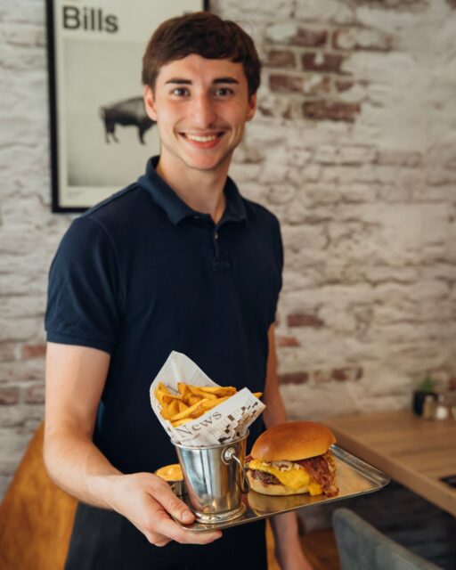 🥓🌶️ Bacon Pepper's 🤤Pain artisanal bio, steak pur bœuf français, cheddar anglais mature, sauce aux trois poivres, duo d'oignons red & crispy fried… le tout accompagné de nos frites fraîches et de la sauce secrète du Yummy 🍔🍟#YummyHouse #Fontainebleau #BurgerLovers #FaitMaison #Foodie